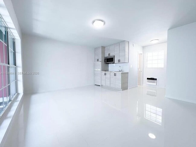 Building Photo - 1007 SE 2nd Ct