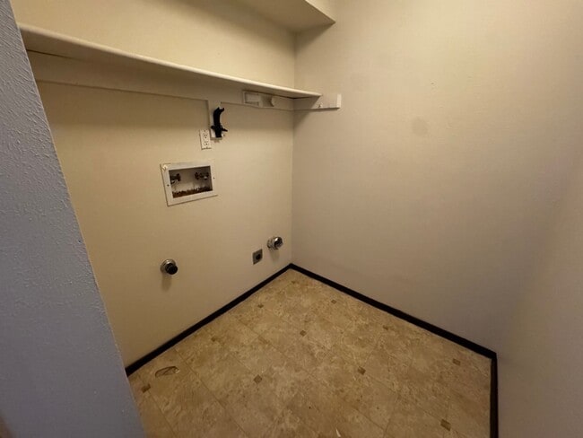 Building Photo - Great 1 Bedroom Near Rust Medical Center