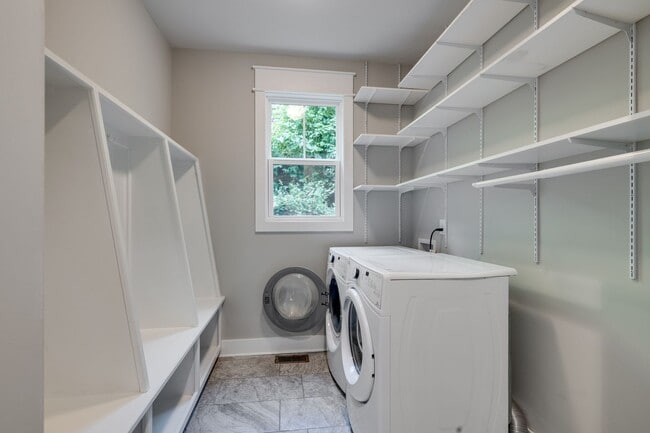 Building Photo - Beautiful 3-bed, 2.5-bath home offering 2,003 sq ft in the heart of East Nashville