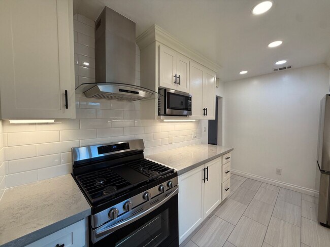 Building Photo - Spacious 3BR/2BA Home with A/C, Heat, Garage & Backyard in Imperial Beach!