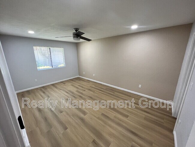 Building Photo - 1013 S Sunshine Ave