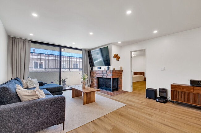 Building Photo - 745 Main St