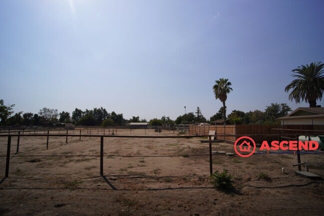 Building Photo - 3 Bed / 2 Bath Home on 2 Acres of Cattle L...