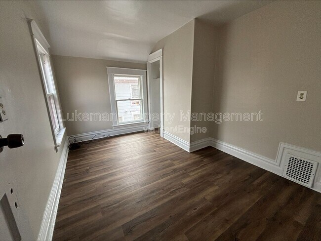 Building Photo - 808 W Walnut St