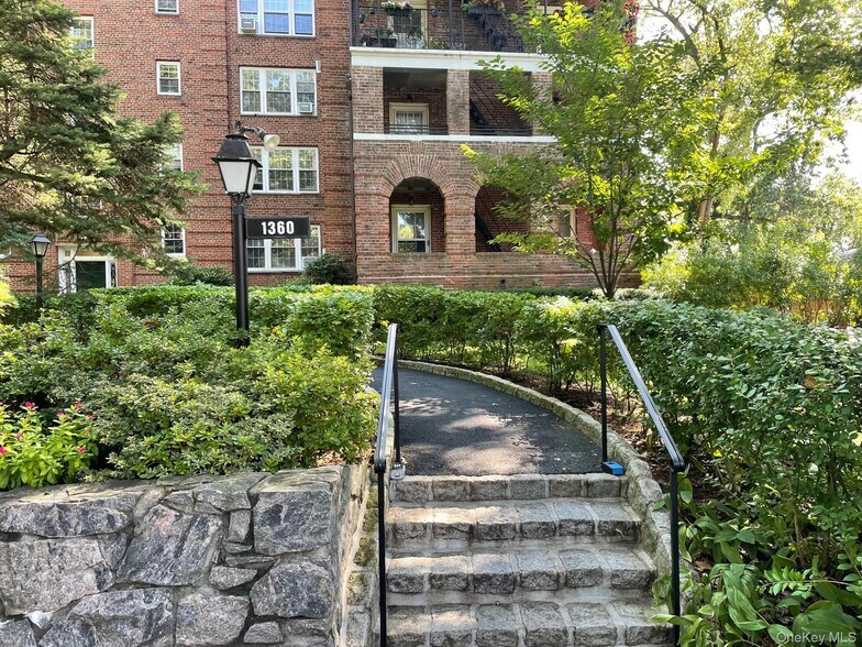 Building Photo - 1360 Midland Ave