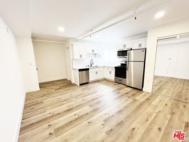 Building Photo - 11430 Cedar Ave