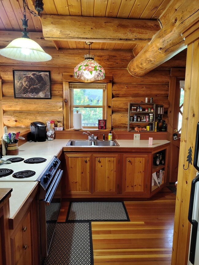 Building Photo - Therault Lake Log Home