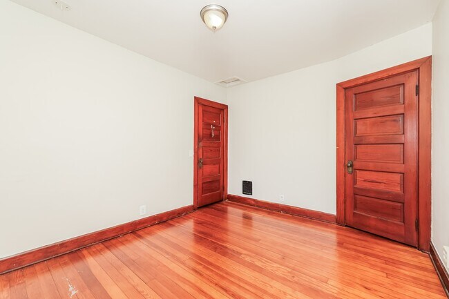 Building Photo - 920 E Stewart St