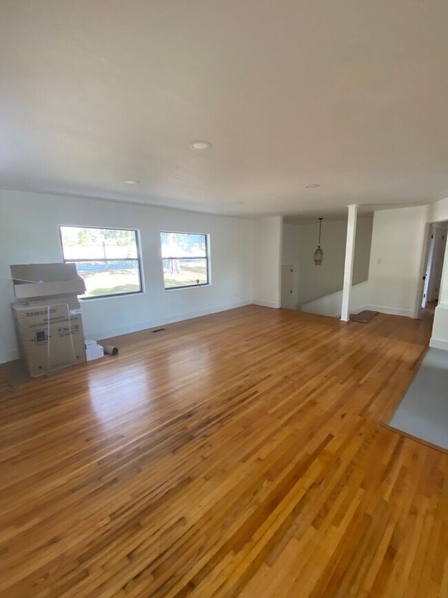 Building Photo - Fully renovated with new appliances, 5 bed...