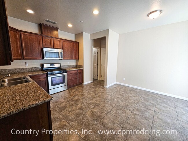 Building Photo - Spacious 5 Bedroom in the Heart of Redding!