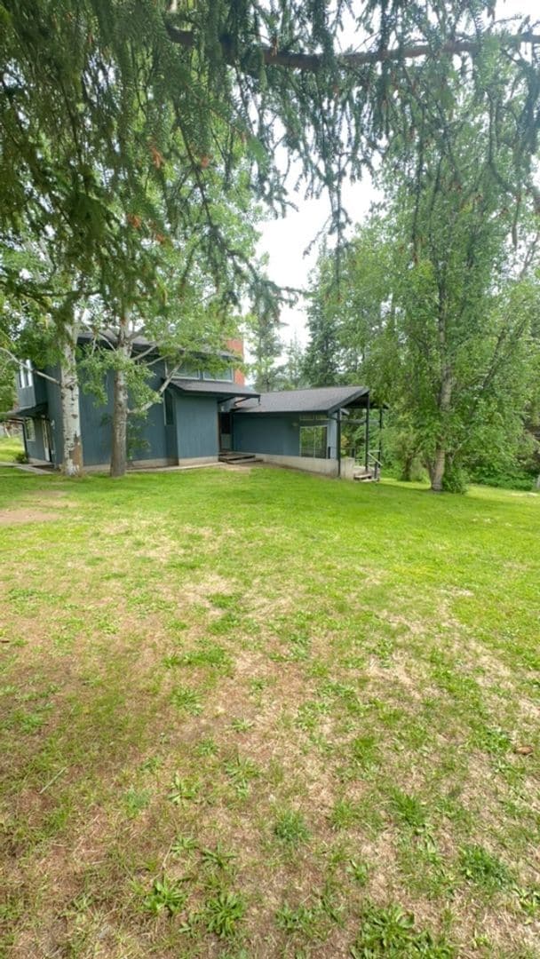Building Photo - Country Living within one mile to town