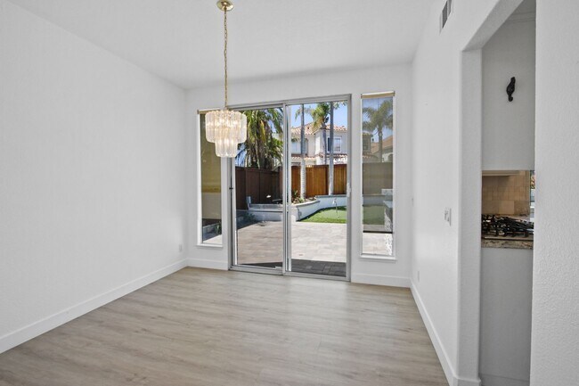 Building Photo - Gorgeous Costa Mesa Home in Gated Community!
