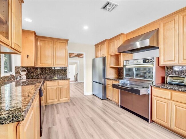Building Photo - Welcome to this charming 3-bedroom, 2-bath...