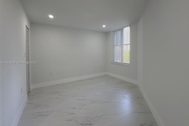 Building Photo - 18181 NE 31st Ct