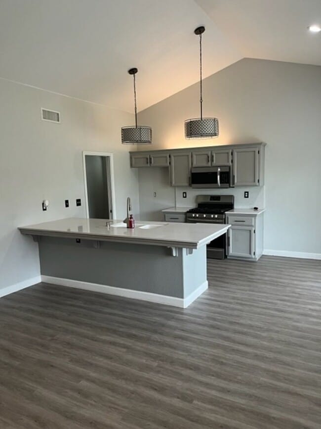 Building Photo - Coming Soon! Nice 3 bedroom 2 bathroom house in Hanford