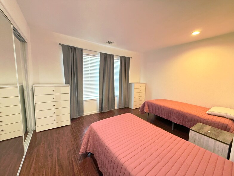 Building Photo - 7653 Phelan Rd