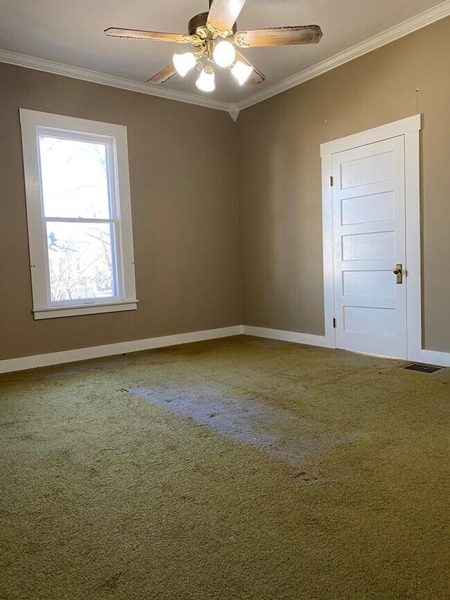 Building Photo - 209 W Hackberry St