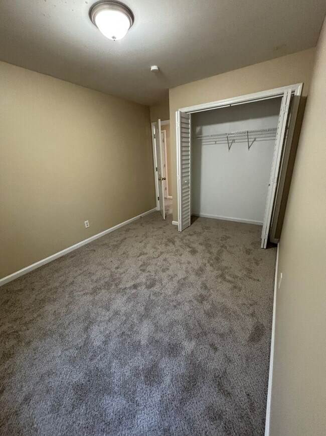 Building Photo - Newly remodeled Townhouse in Douglas Count...