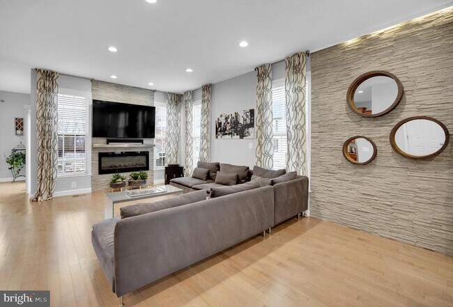 Building Photo - 42598 Chisholm Dr