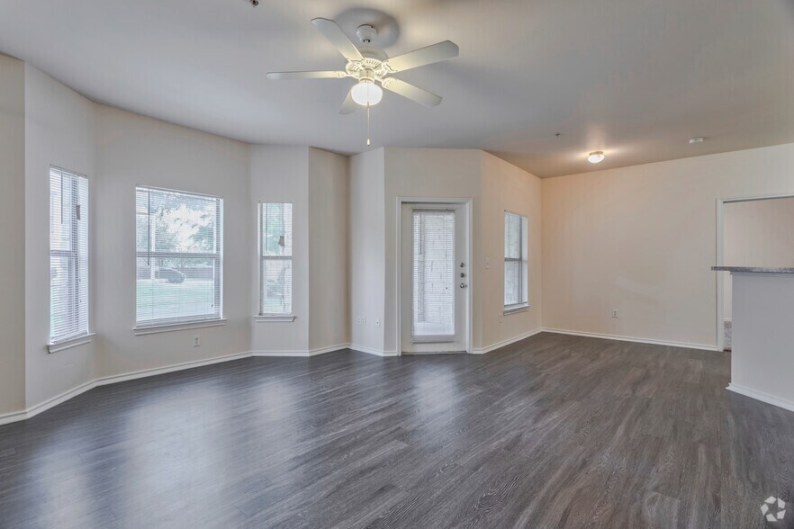 2BR, 2BA - 1075 SF B2R - Living/Dining Area - The Park on Forum