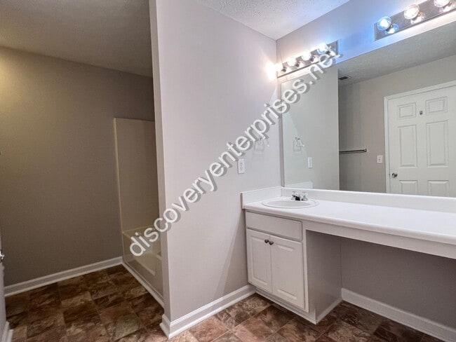 Building Photo - 3/2.5 in College Park! 1st month's rent FREE with 13-month lease!!