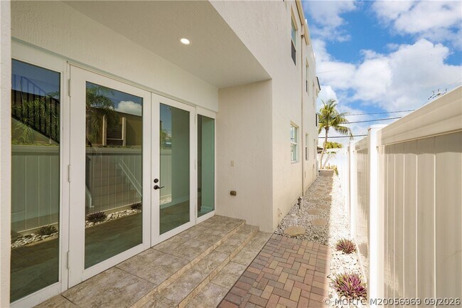Building Photo - 4339 Bougainvilla Dr
