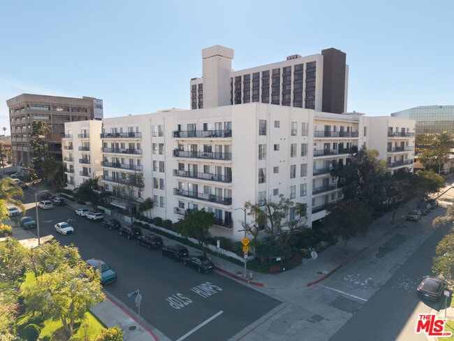 Building Photo - 1115 S Elm Dr