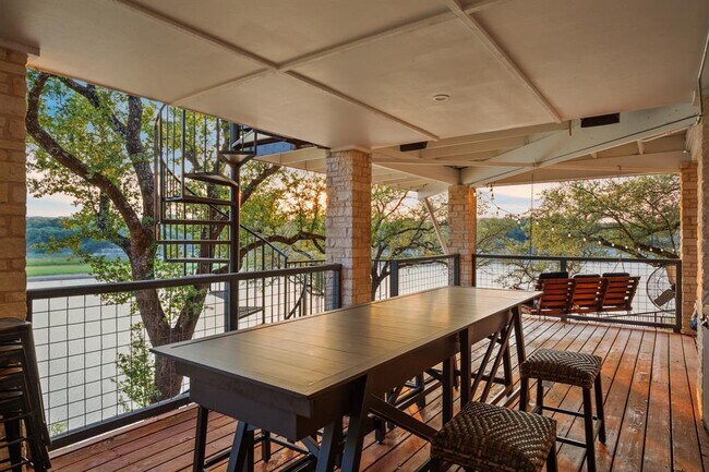 Building Photo - 1352 Lakeshore Dr