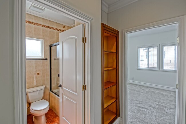 Building Photo - 15624 Sombra Ave