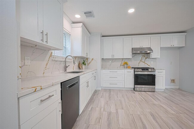 Building Photo - 5914 Clerkenwell Dr