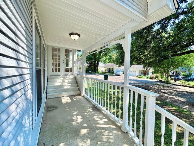 Building Photo - Charming 3-Bedroom Duplex