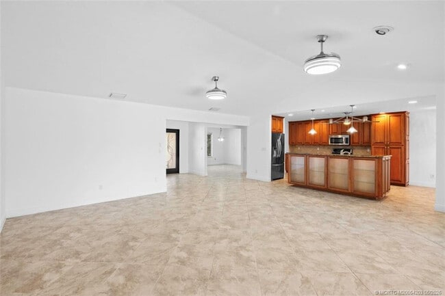 Building Photo - 3074 NE Loquat Ln