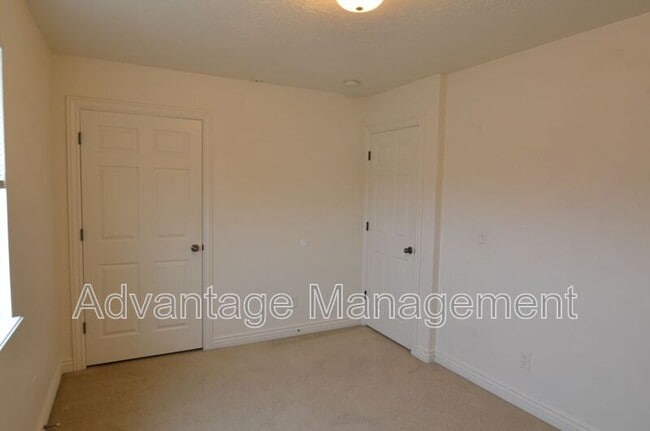 Building Photo - 4044 S Lake Vista Dr