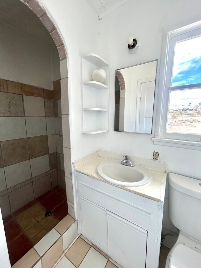 Building Photo - Eclectic 2 Bedroom 1 Bathroom Home