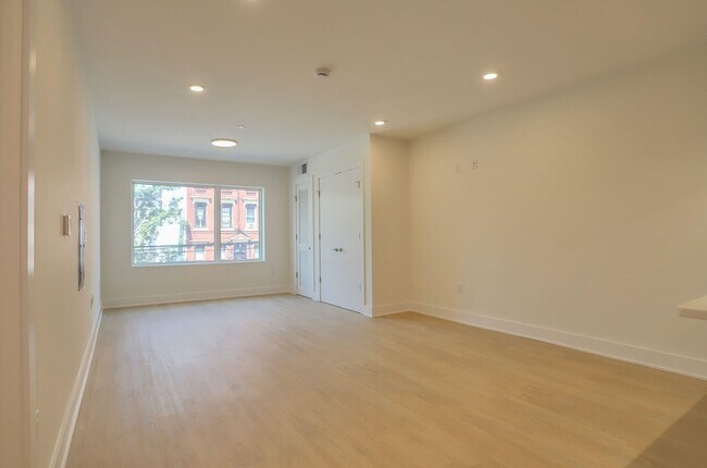 Building Photo - 303 Madison St
