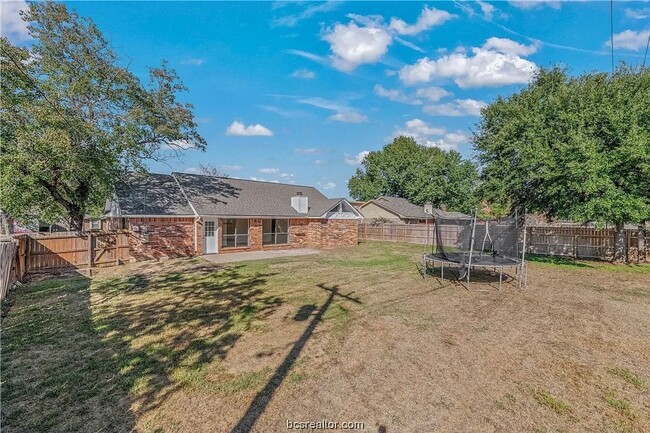 Building Photo - Take a look at this 3 bedroom 2 bath home