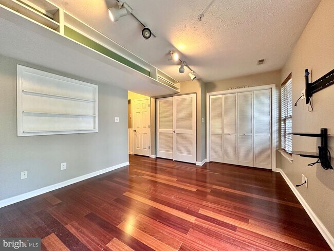 Building Photo - 2107 Mardic Dr