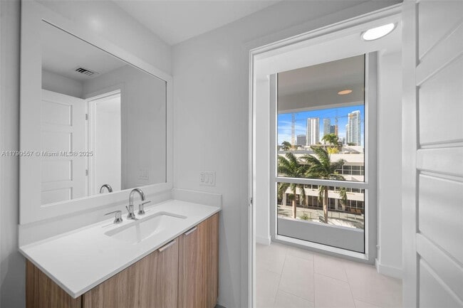 Building Photo - 2150 N Bayshore Dr