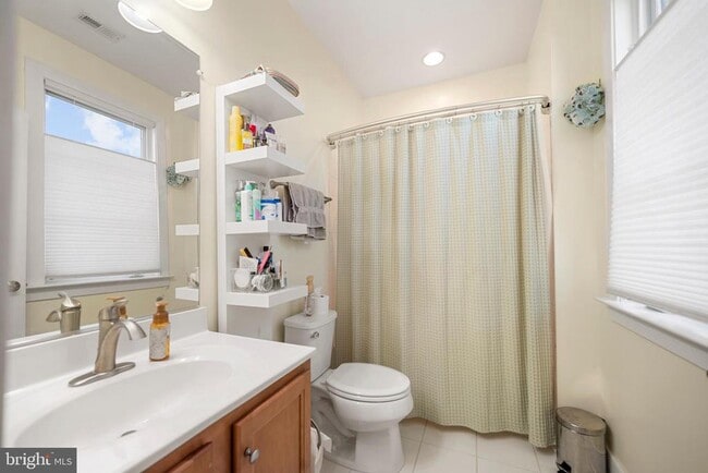 Building Photo - 710 E Howell Ave