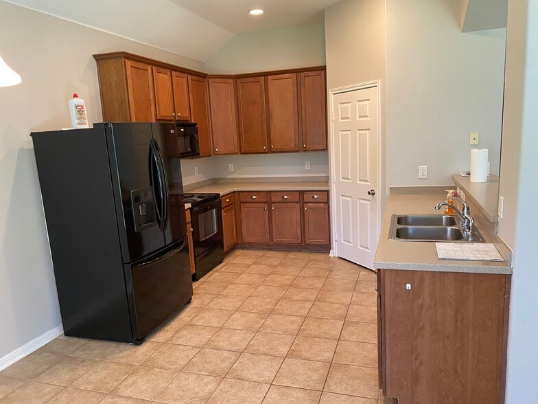 Building Photo - 313 San Rafael Dr