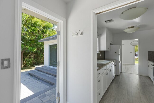 Building Photo - Beautiful 3-Bedroom Home with Pool in Tarzana!