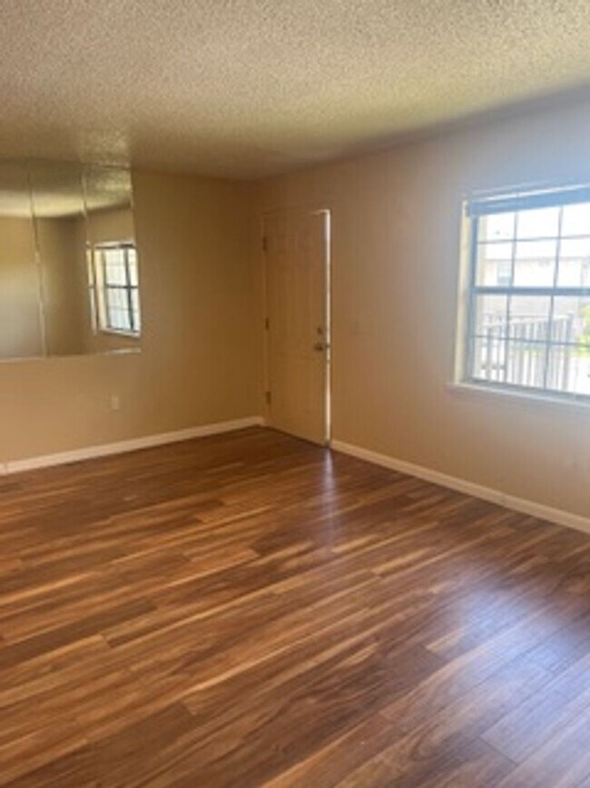 Building Photo - One bedroom 1 bath condo. Immaculate.