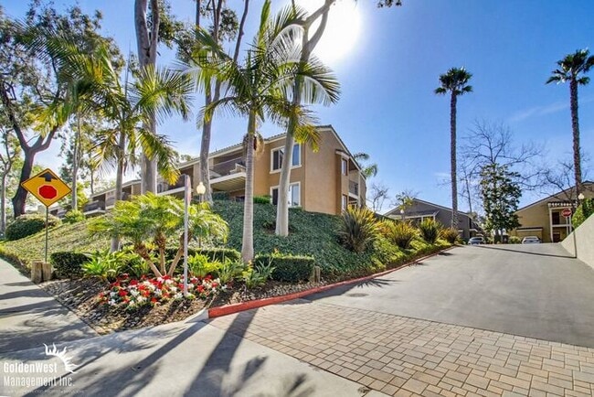 Building Photo - Cozy 1Bdm 1Ba Top-Floor Condo with Community Pool in La Jolla!