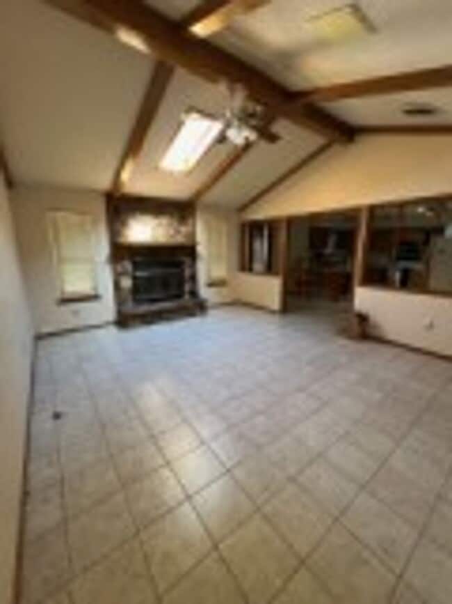 Building Photo - Beautful Brick Home with 3 BD/2 BA & Refri...