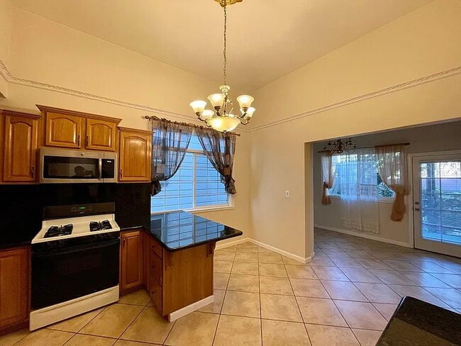 Building Photo - "Charming 2-Bed, 2-Bath Haven in the Heart of San Francisco!"