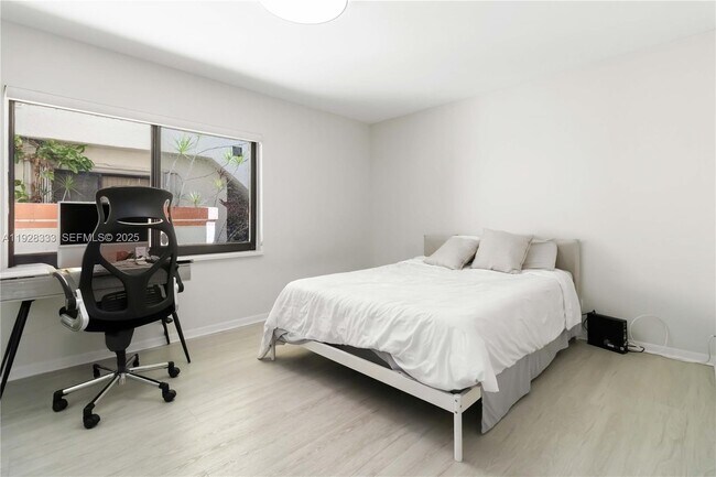 Building Photo - 3475 Emerald Oaks Dr