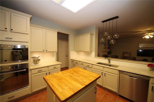 Building Photo - 12517 Sir Christophers Cove