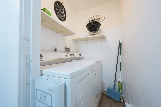 Building Photo - Warm and Welcoming Fully Furnished 2BR/1BA...
