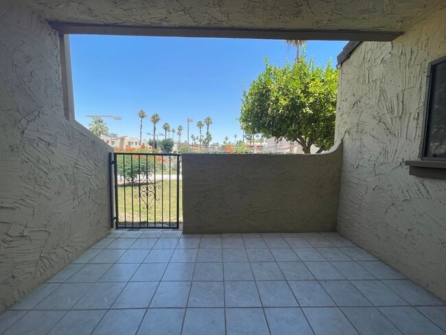 Building Photo - AVAILABLE NOW! LOVELY 1 Bed 2 Bath Condo i...