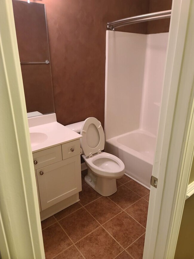 Building Photo - Spacious low maintenance living in a conve...